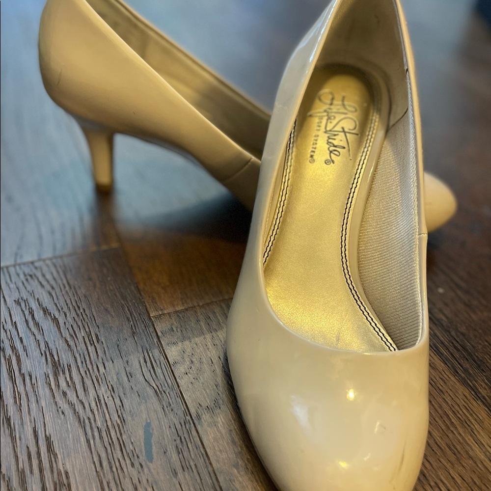 Life Stride size 8 nude color 1.5” patent leather heels